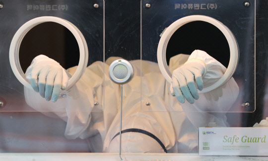 11일 오전 서울역 광장에 마련된 코로나19 임시 선별검사소에서 의료진이 기지개를 켜고 있다. 연합뉴스